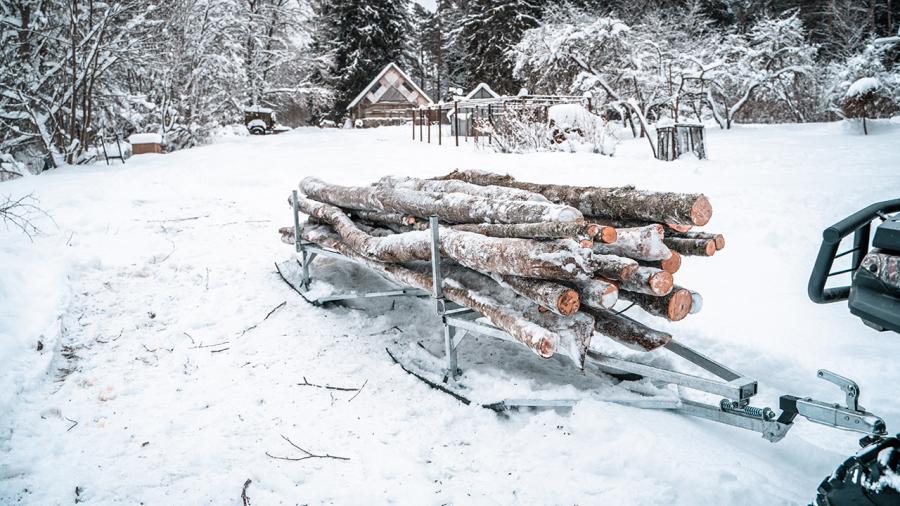 Holzschlitten Holzanhänger auf Ski